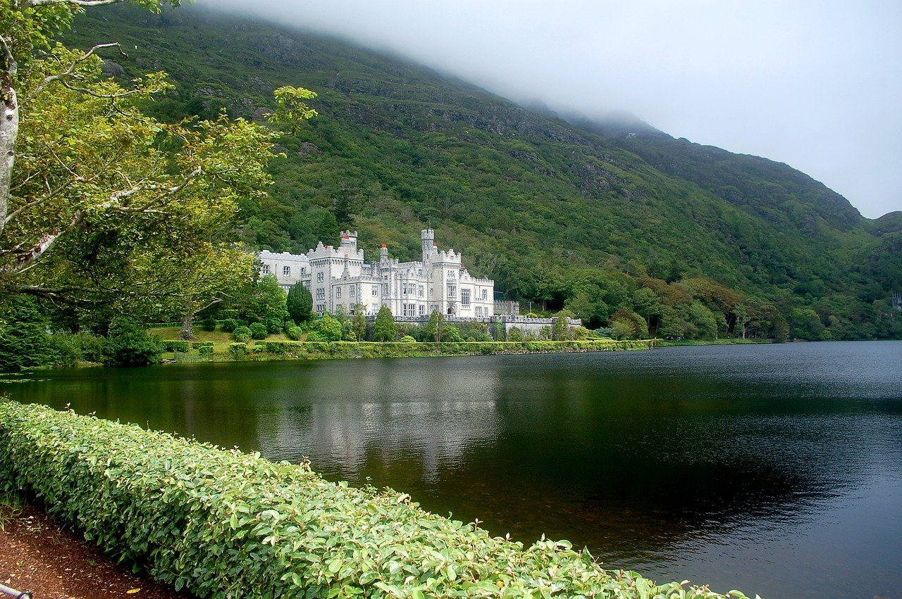 Explore the Stunning Sights of Ireland